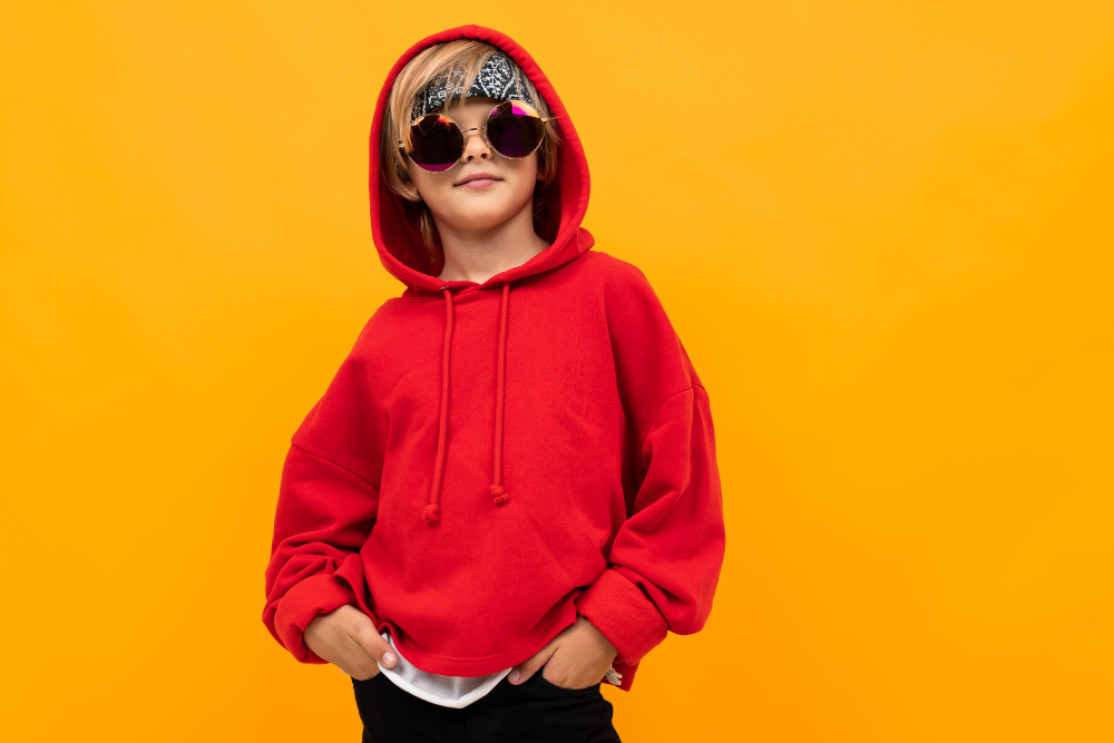 Niño con sudadera roja